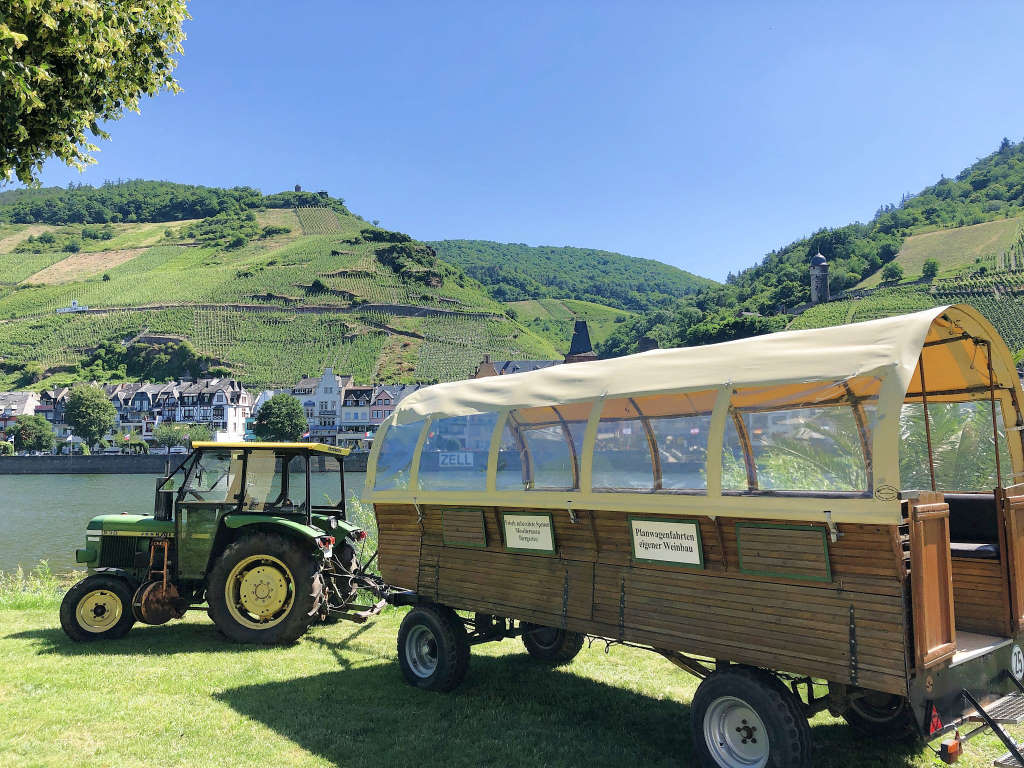 Planwagen für Fahrt im Weinberg - Urlaub an der Mosel in Ferienhaus Maring, Kreuzberg 7, 54484 Maring-Noviand