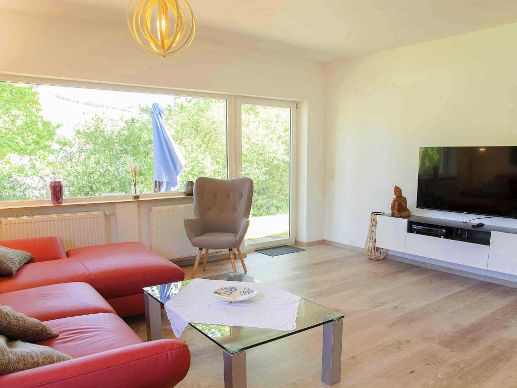 Wohnzimmer mit Fernseher - Urlaub an der Mosel in Ferienhaus Maring, Kreuzberg 7, 54484 Maring-Noviand