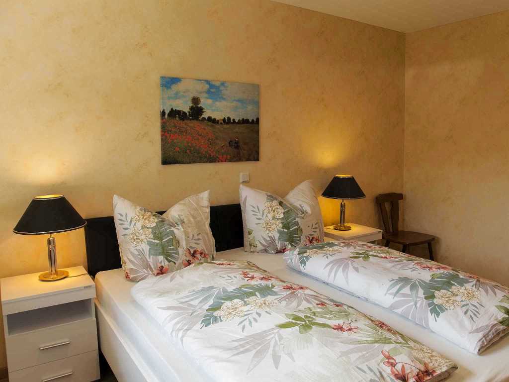 Schlafzimmer 1 mit Doppelbett - Moselurlaub in Ferienhaus Maring, Kreuzberg 7, 54484 Maring-Noviand