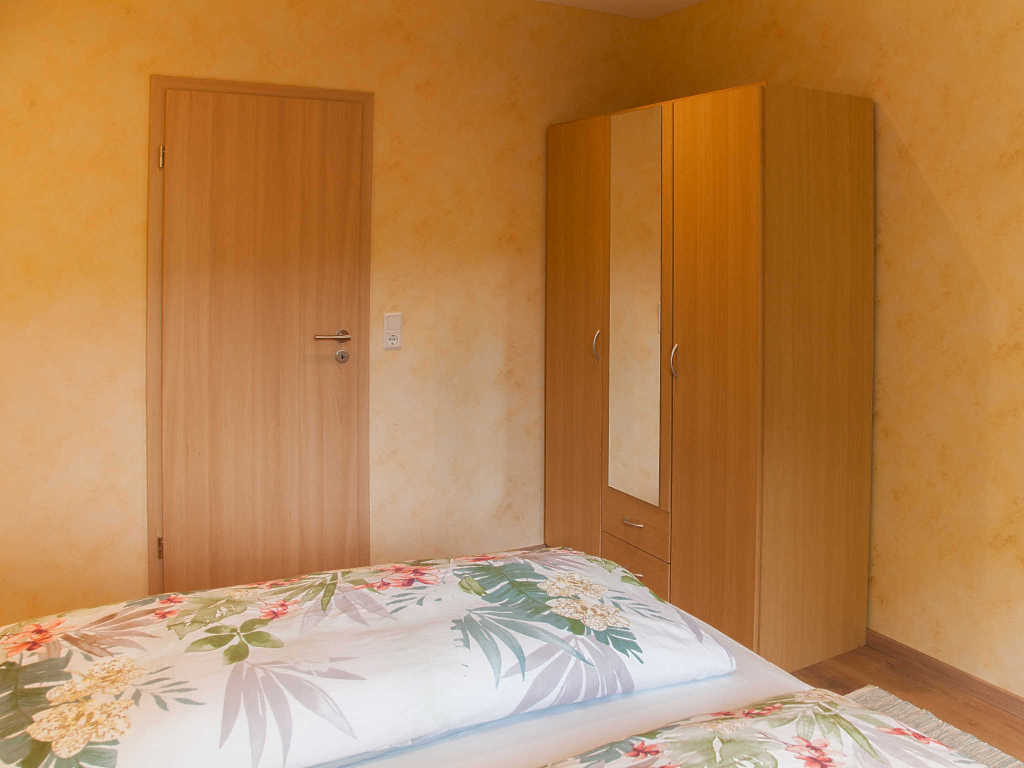 Schlafzimmer 1 mit Schrank - Urlaub an der Mosel in Ferienhaus Maring, Kreuzberg 7, 54484 Maring-Noviand