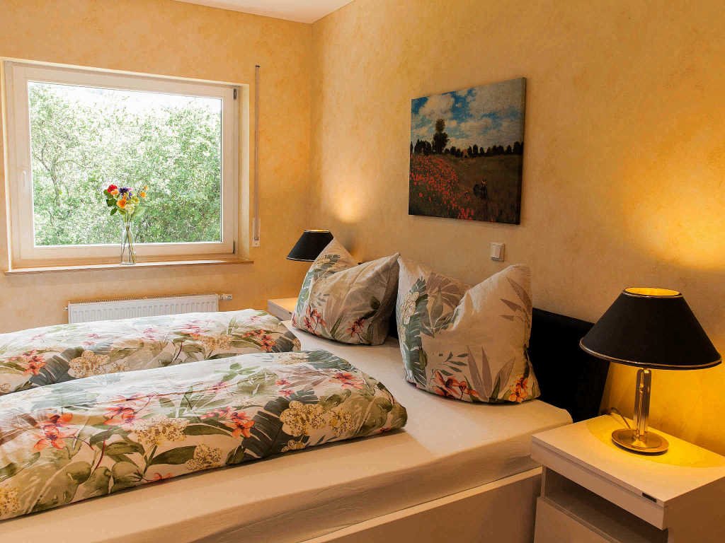 Schlafzimmer 1 mit Fenster - Moselurlaub in Ferienhaus Maring, Kreuzberg 7, 54484 Maring-Noviand