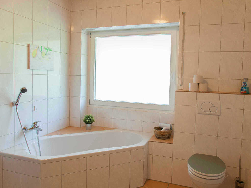 Bad mit Duschwanne - Urlaub an der Mosel in Ferienhaus Maring, Kreuzberg 7, 54484 Maring-Noviand