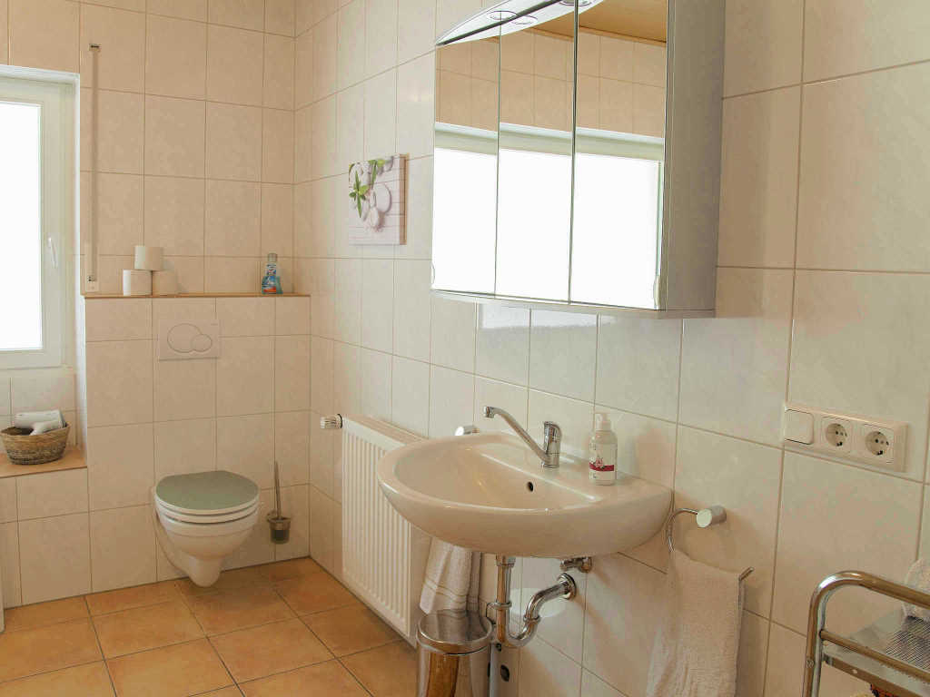 Bad mit Waschbecken und Toilette - Moselurlaub in Ferienhaus Maring, Kreuzberg 7, 54484 Maring-Noviand