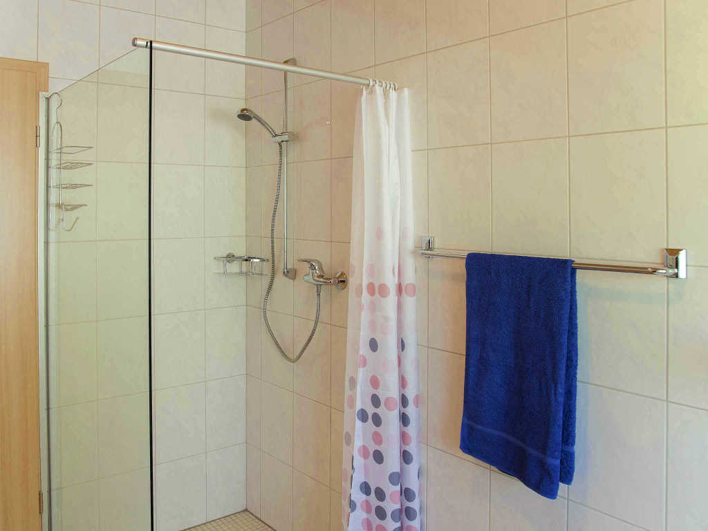 Bad mit Dusche - Urlaub an der Mosel in Ferienhaus Maring, Kreuzberg 7, 54484 Maring-Noviand