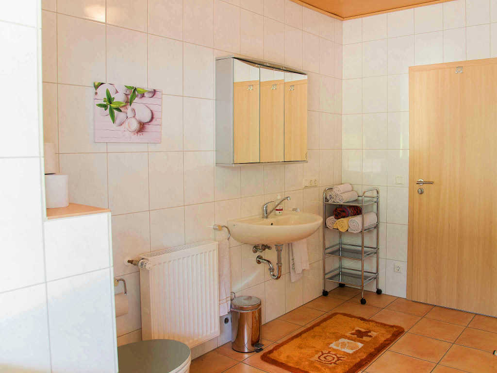 Bad mit Spiegelschrank - Moselurlaub in Ferienhaus Maring, Kreuzberg 7, 54484 Maring-Noviand