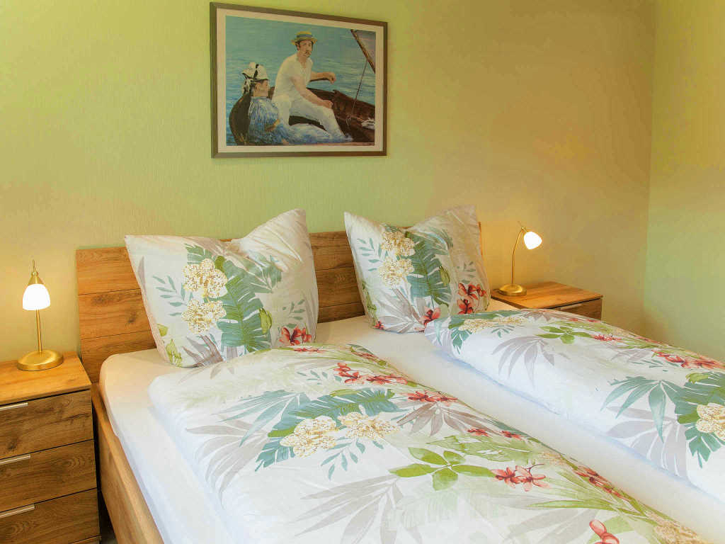 Schlafzimmer 2 mit Doppelbett - Urlaub an der Mosel in Ferienhaus Maring, Kreuzberg 7, 54484 Maring-Noviand