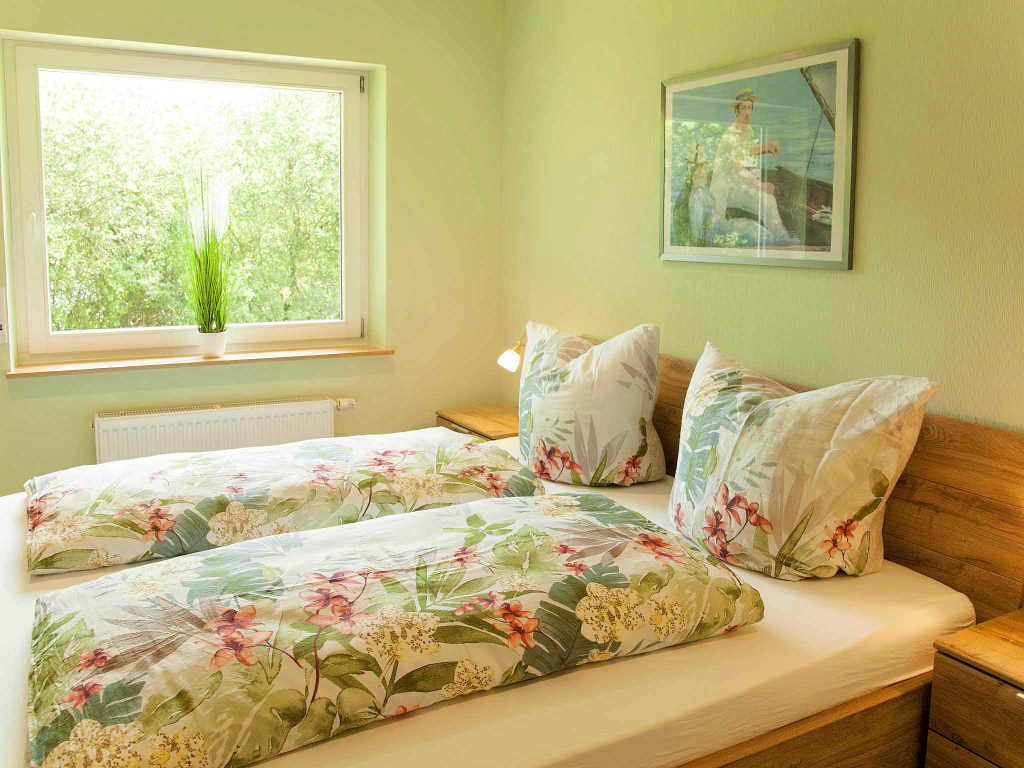 Schlafzimmer 2 mit Fenster - Moselurlaub in Ferienhaus Maring, Kreuzberg 7, 54484 Maring-Noviand