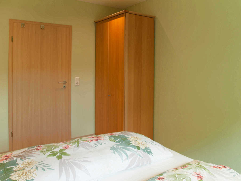 Schlafzimmer 2 mit Schrank - Urlaub an der Mosel in Ferienhaus Maring, Kreuzberg 7, 54484 Maring-Noviand