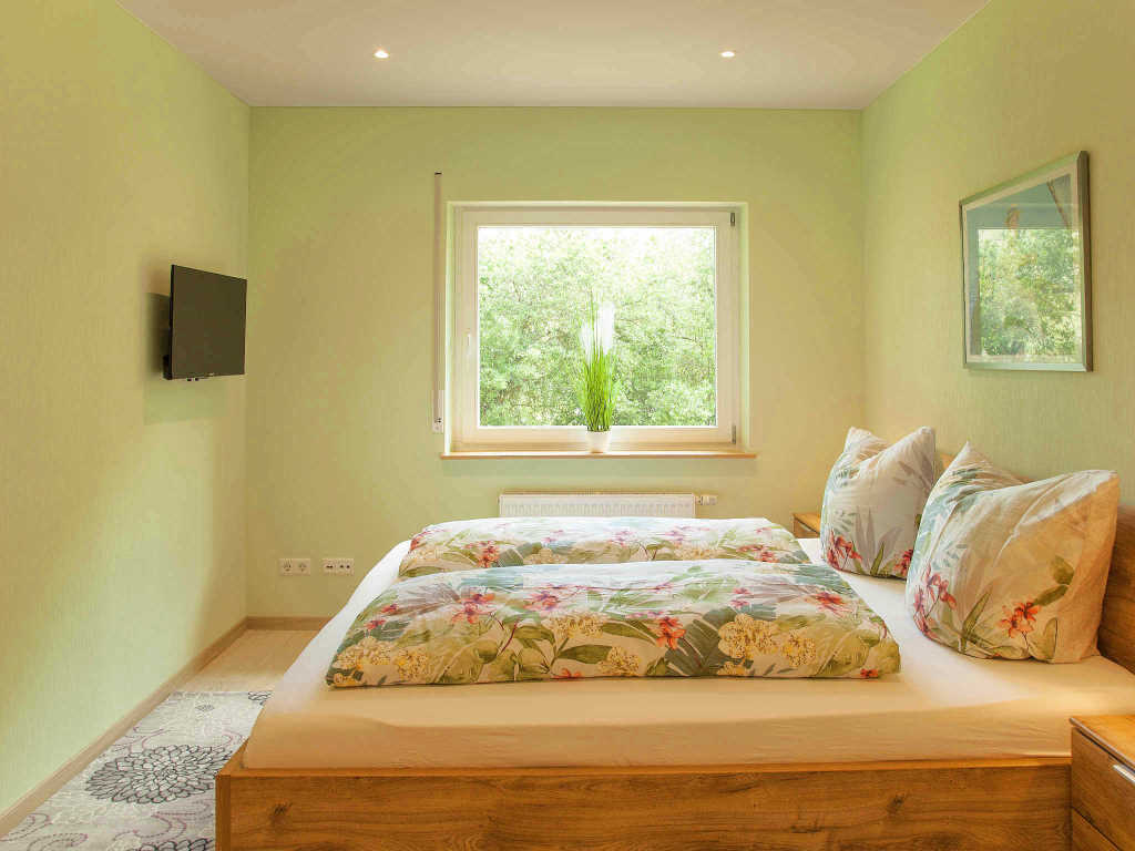 Schlafzimmer 2 mit Fernseher - Moselurlaub in Ferienhaus Maring, Kreuzberg 7, 54484 Maring-Noviand