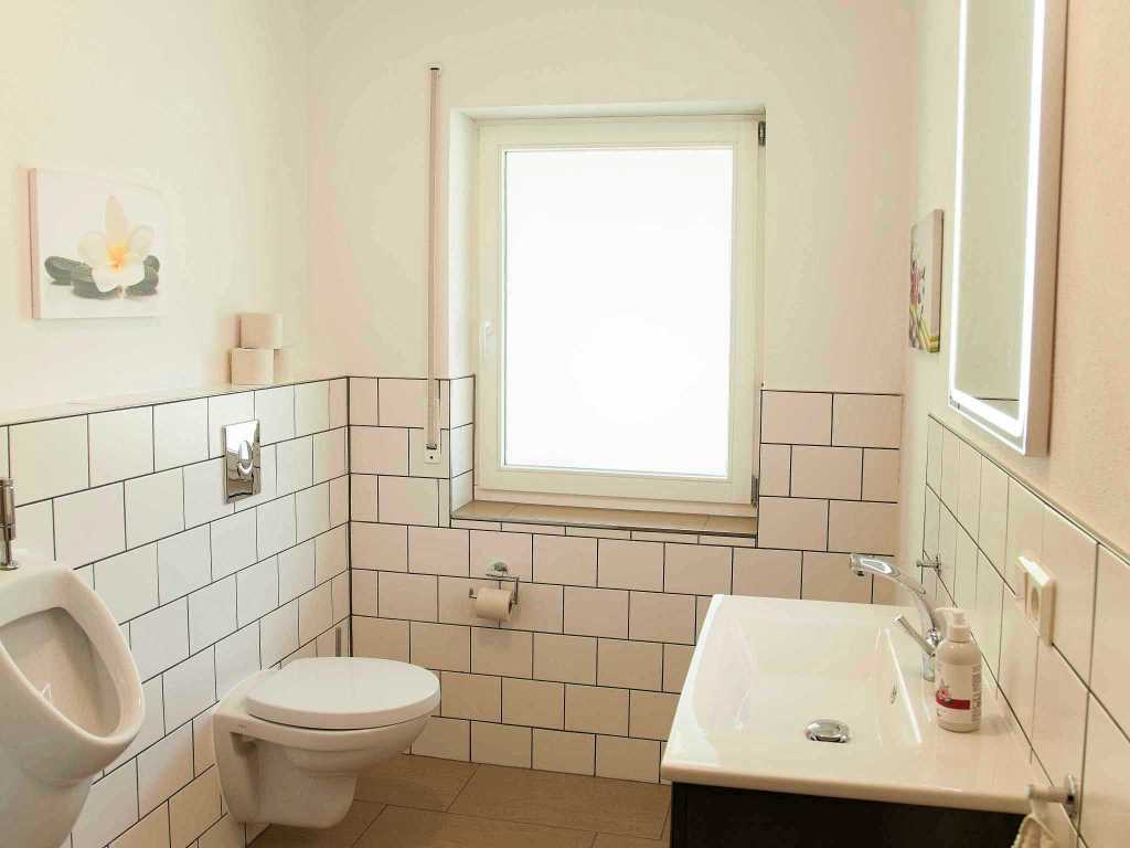 Gäste WC mit Waschbecken, WC und Toilette - Urlaub an der Mosel in Ferienhaus Maring, Kreuzberg 7, 54484 Maring-Noviand