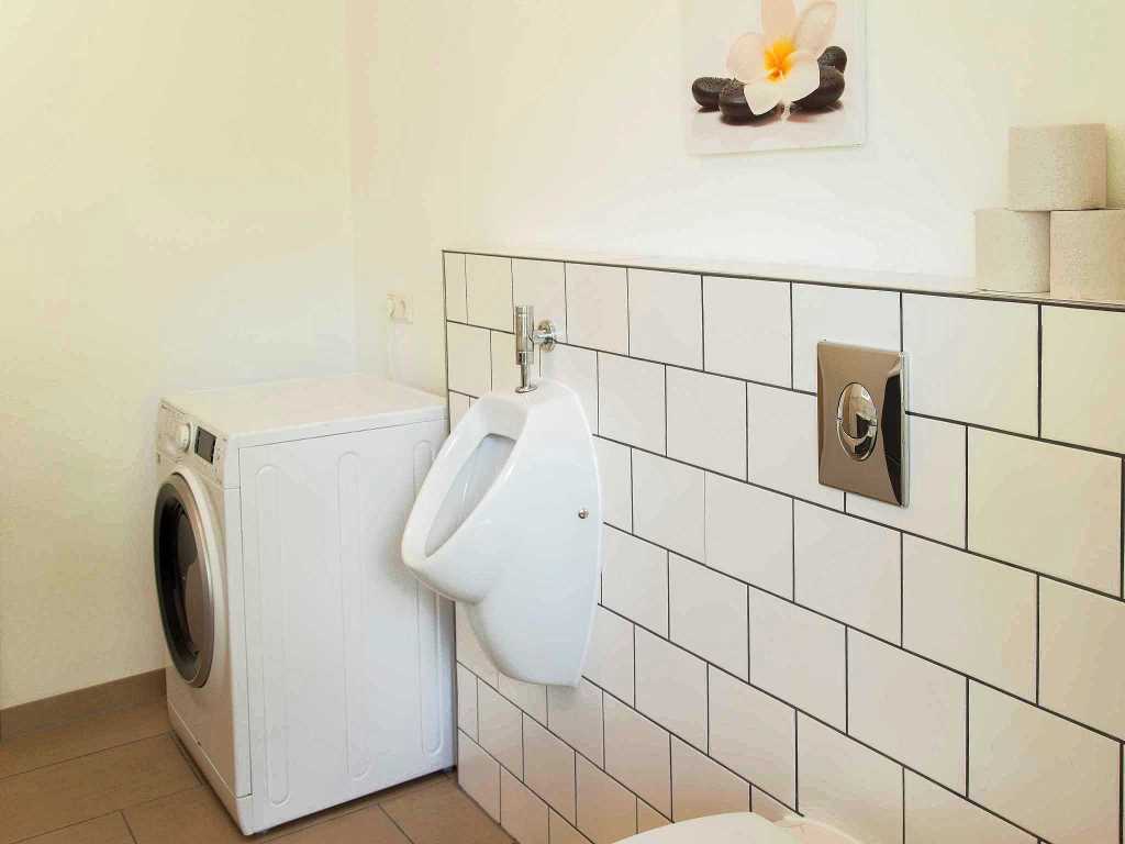 Pissoir und Waschmaschine - Moselurlaub in Ferienhaus Maring, Kreuzberg 7, 54484 Maring-Noviand